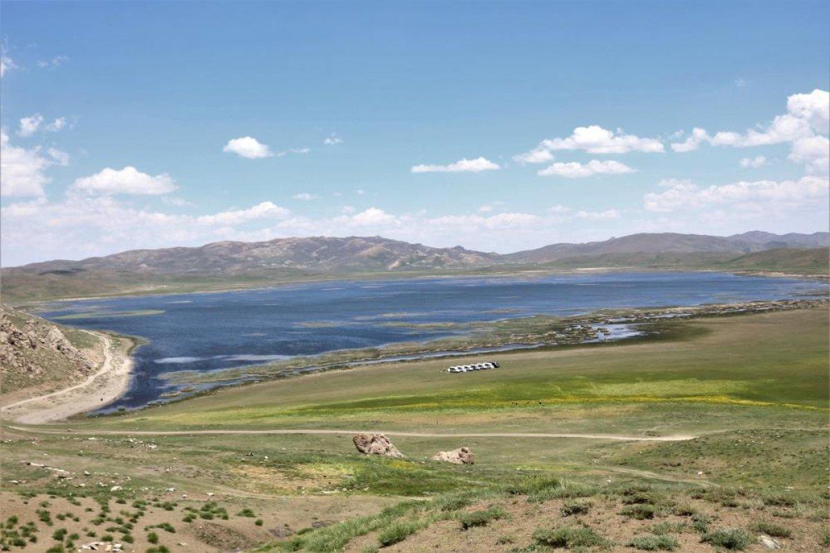 Van Keşiş Gölü, manzarasıyla görenleri hayran bıraktı