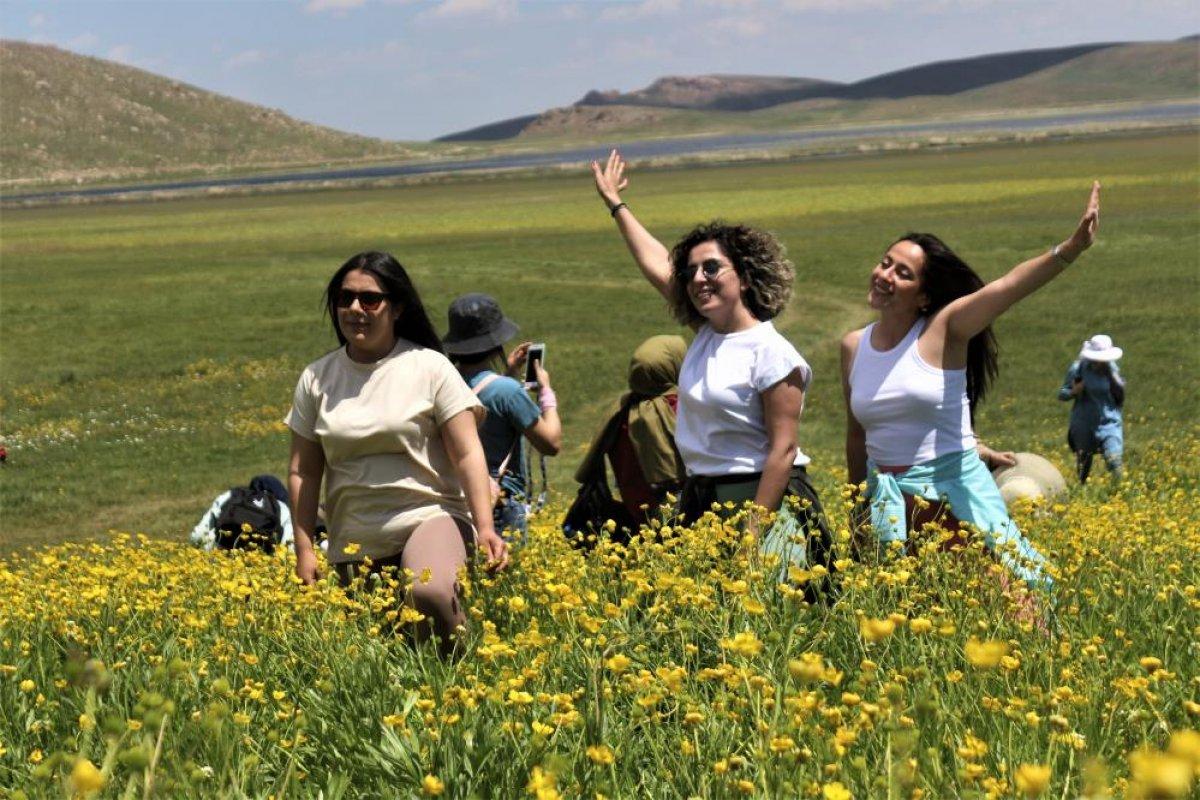 Van Keşiş Gölü, manzarasıyla görenleri hayran bıraktı