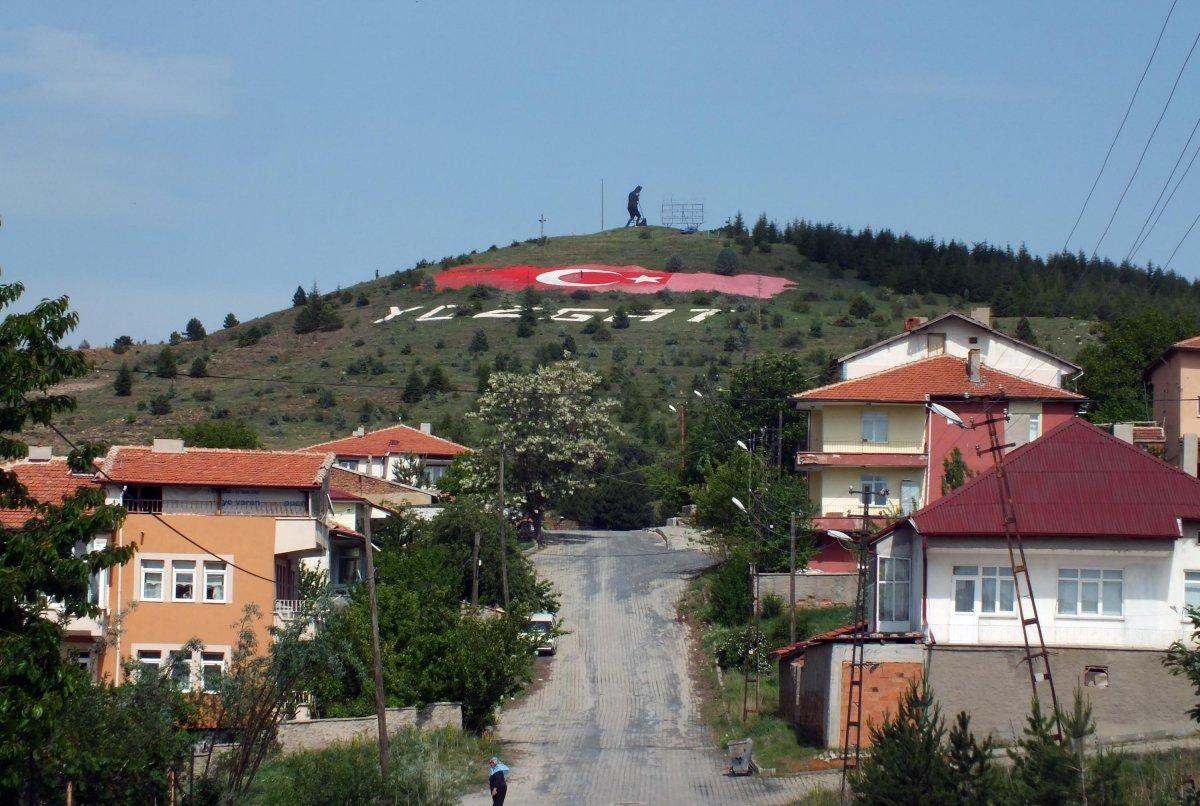 Yozgatlı emekli, solan Türk bayrağının boyasını yeniliyor