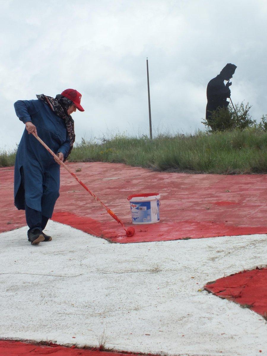 Yozgatlı emekli, solan Türk bayrağının boyasını yeniliyor