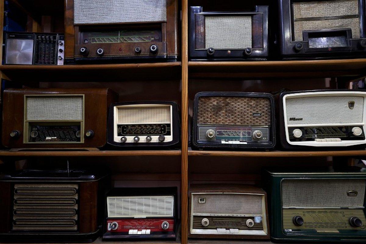 Bursa'da çıraklığından beri biriktirdiği radyoları evinde sergiliyor