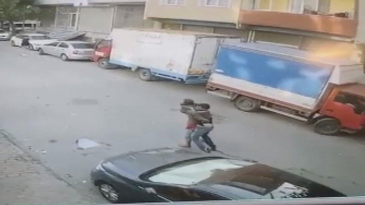 İstanbul'da, bıçaklanan yeğenini sırtında taşıyıp kurtarmaya çalıştı