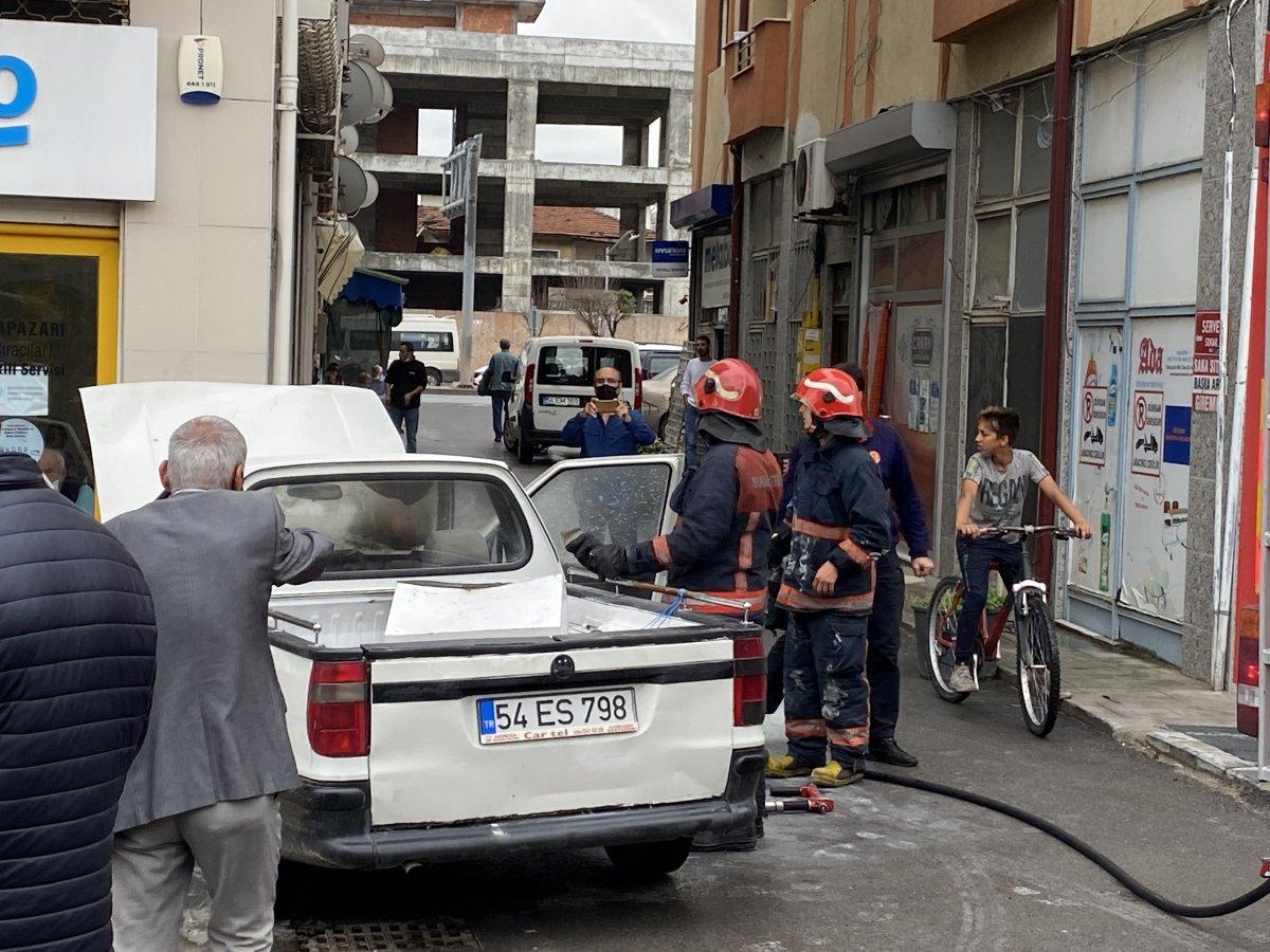 Sakarya'da pedalları karıştıran sürücü iş yerine daldı