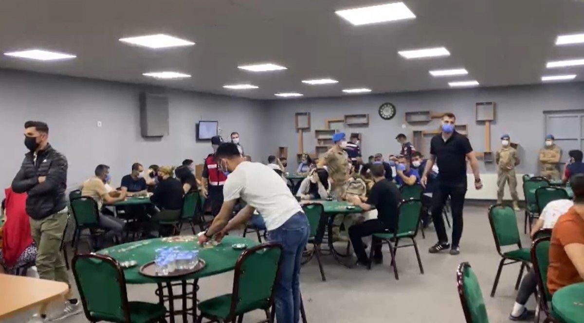 İzmir’de kumar operasyonu: 43 kişiye ceza yağdı