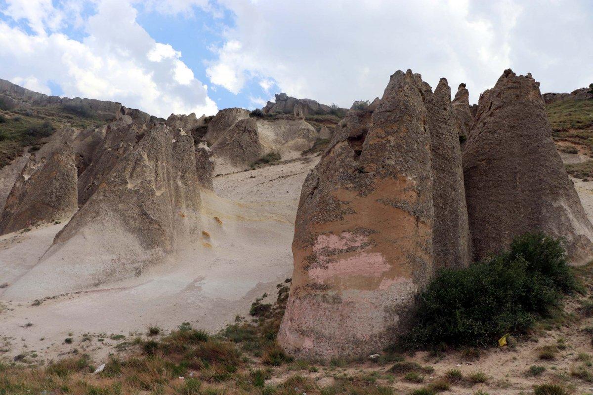 Peribacaları 'sprey boyayla' yazılan yazılardan temizlendi