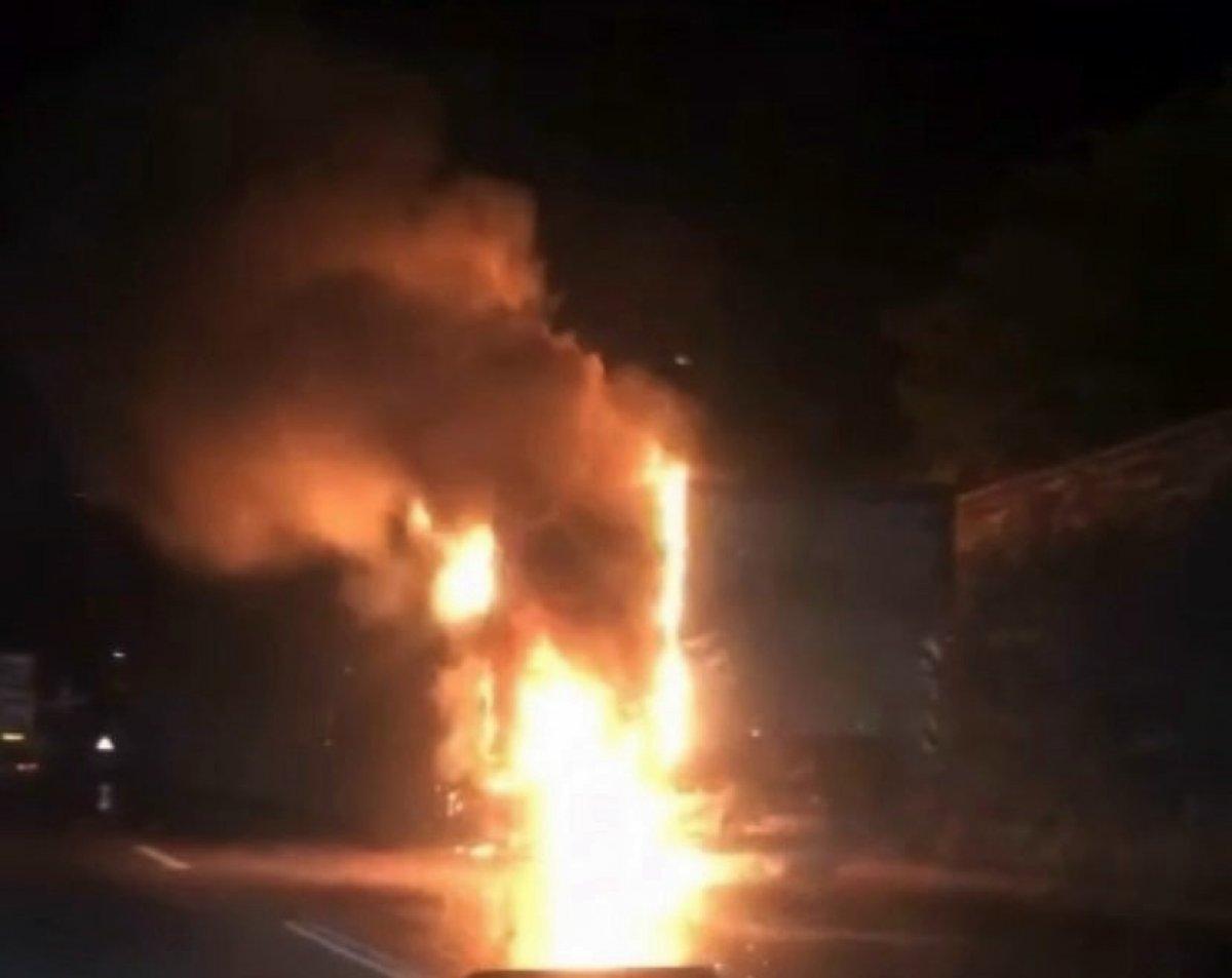 Sakarya'da kamyon yolun ortasında alev aldı