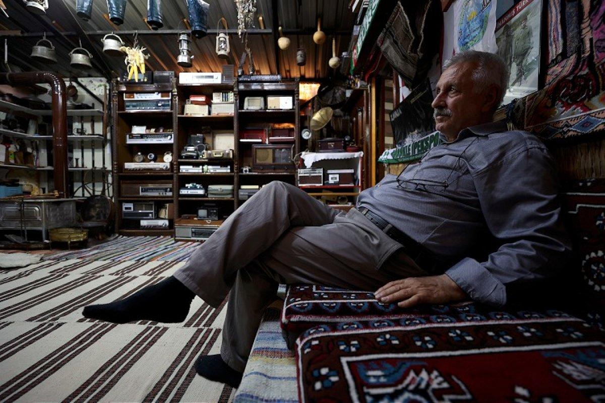 Bursa'da çıraklığından beri biriktirdiği radyoları evinde sergiliyor