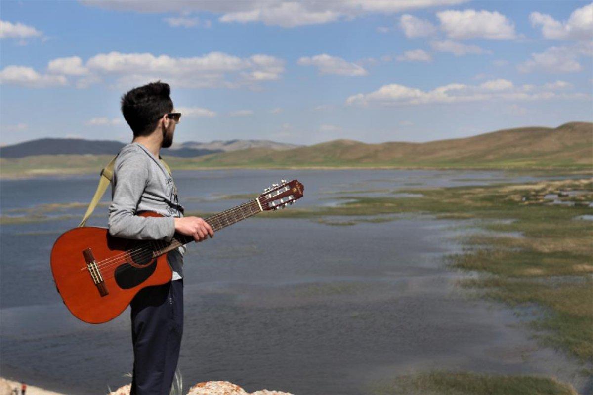 Van Keşiş Gölü, manzarasıyla görenleri hayran bıraktı