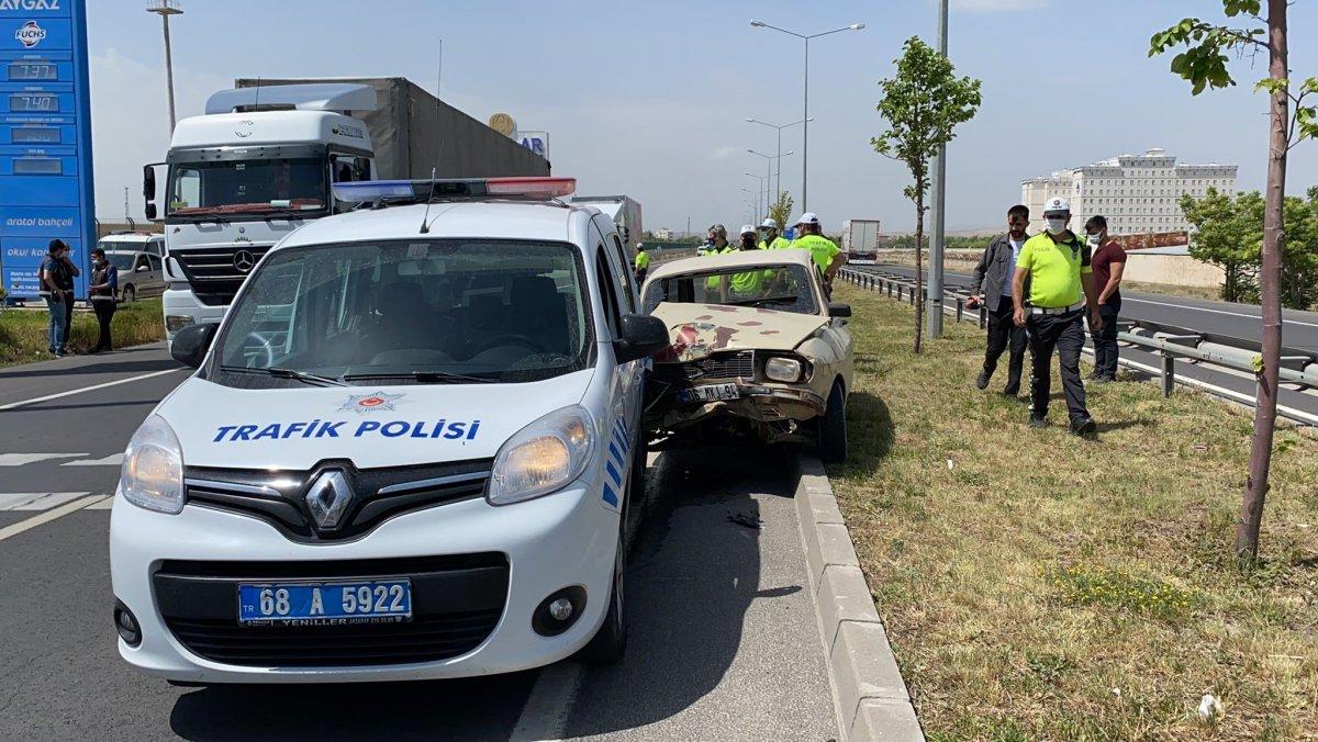 Aksaray’da, sahte plakalı araç ile kaçarken polis aracına çarptı
