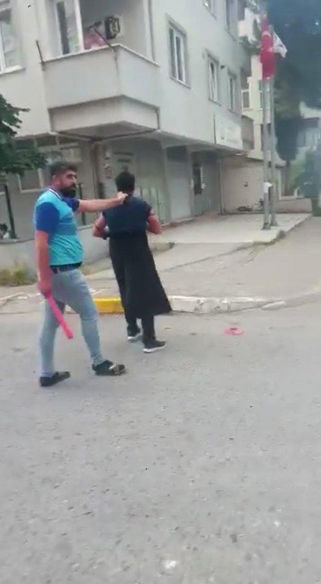 Pendik’te, eşini taciz eden şahsı kadın kıyafetleri giydirip sopa ile dövdü