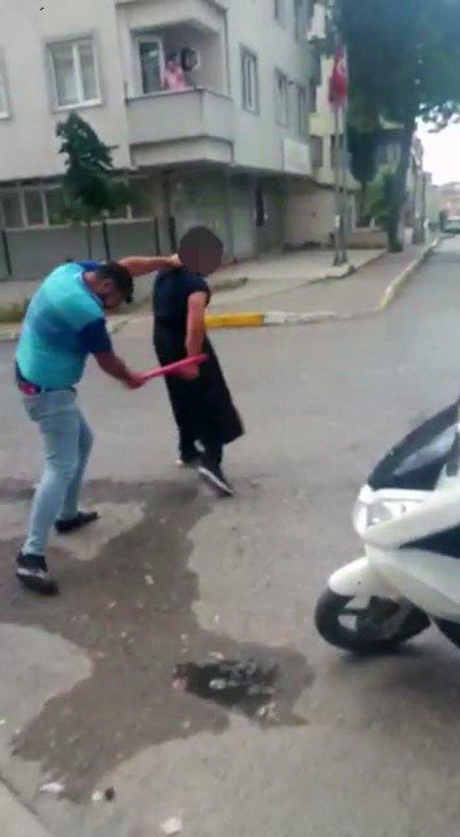 Pendik’te, eşini taciz eden şahsı kadın kıyafetleri giydirip sopa ile dövdü