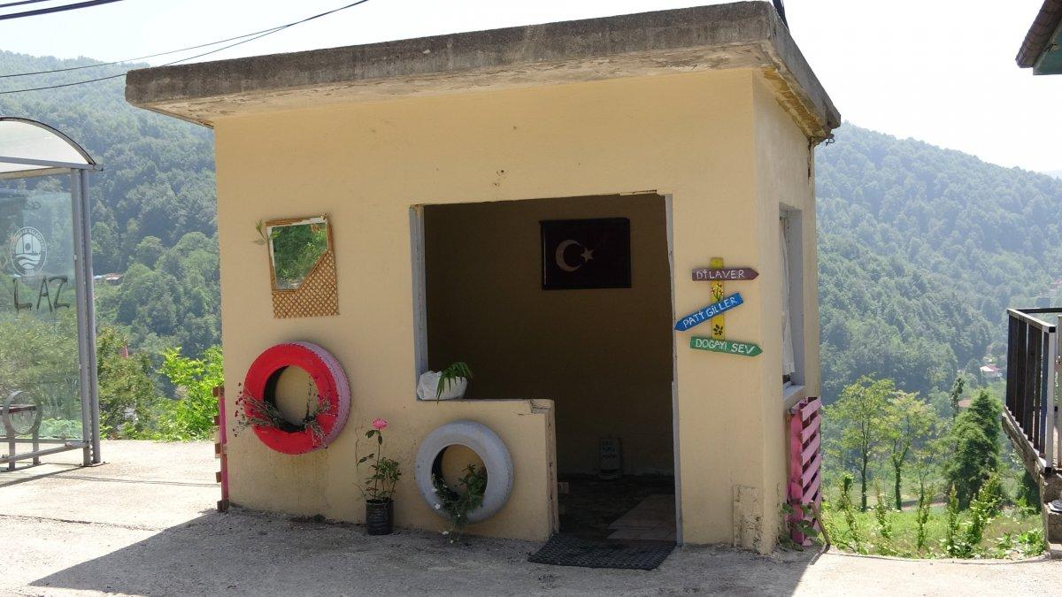 Zonguldak'ta üniversite öğrencisi sokak hayvanları için kulübe yaptı