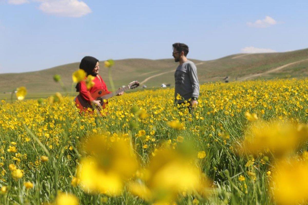 Van Keşiş Gölü, manzarasıyla görenleri hayran bıraktı