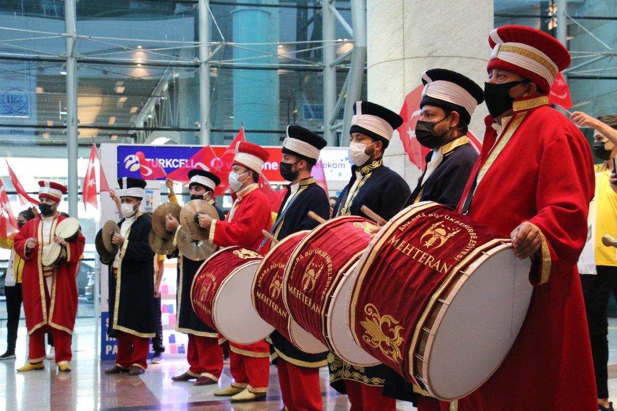 Ayşe Begüm Onbaşı'yı, mehteran karşıladı