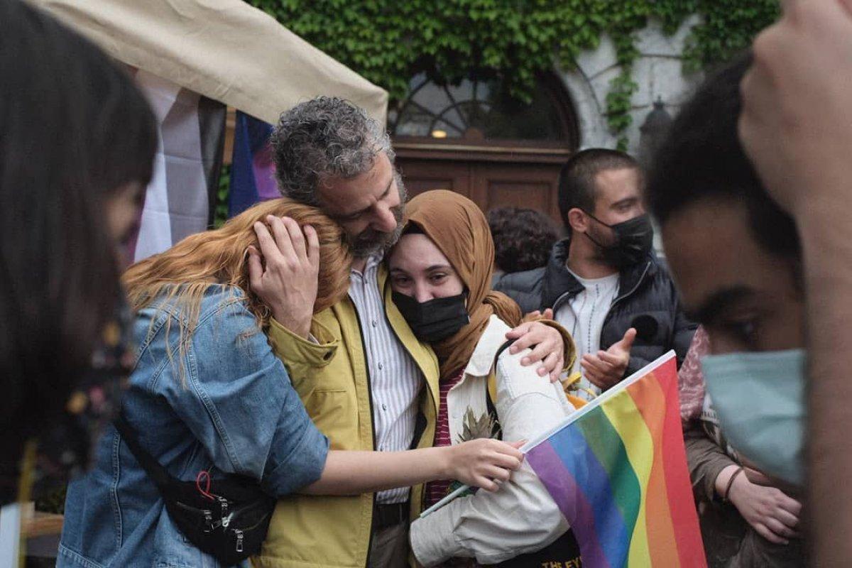 Eylemci öğrencilere bol not veren akademisyenin derslerine son verildi