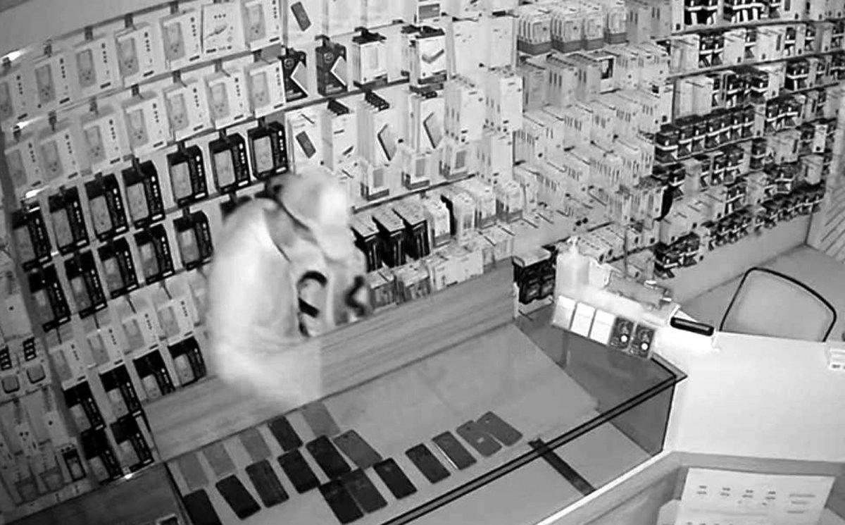 Tekirdağ'da iş yerinden 45 cep telefonu çalan hırsız