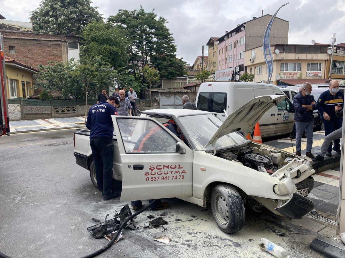 Sakarya'da pedalları karıştıran sürücü iş yerine daldı