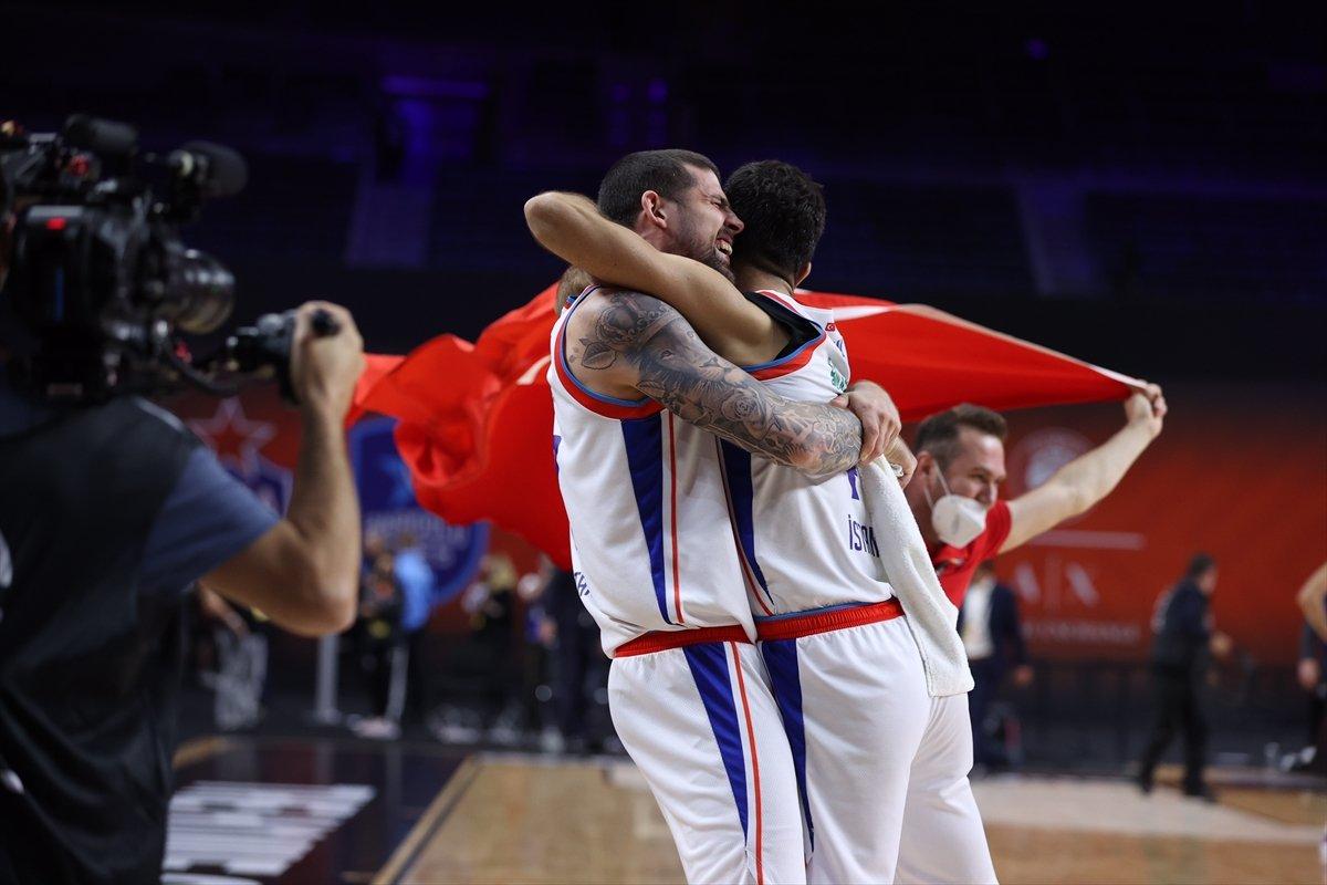 Efesli oyuncular, Ergin Ataman'ın basın toplantısını bastı