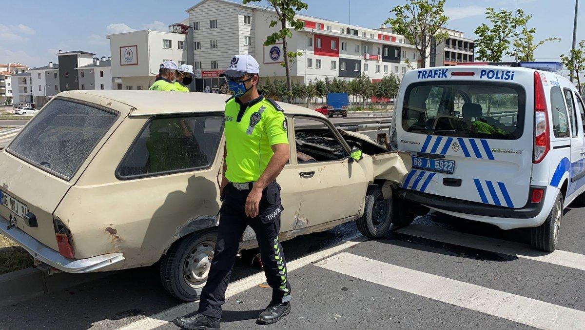 Aksaray’da, sahte plakalı araç ile kaçarken polis aracına çarptı