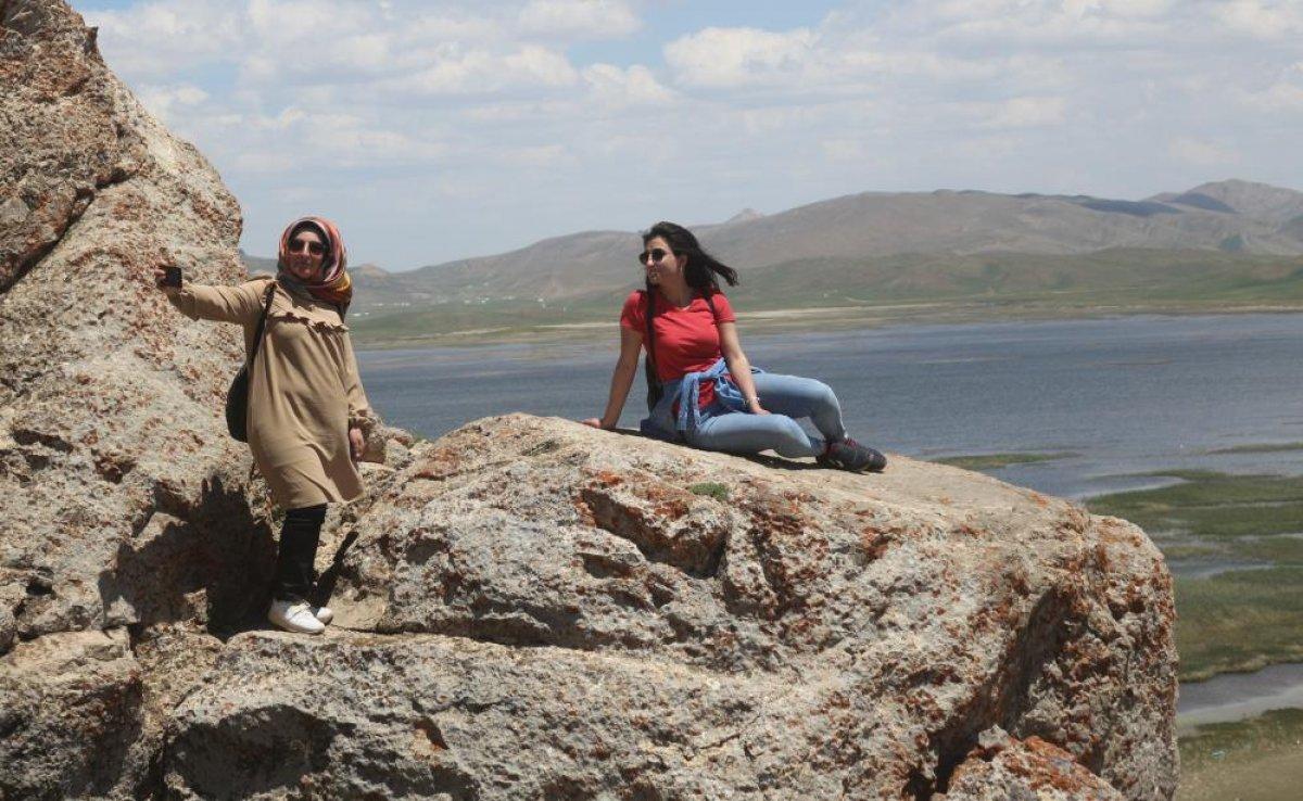 Van Keşiş Gölü, manzarasıyla görenleri hayran bıraktı