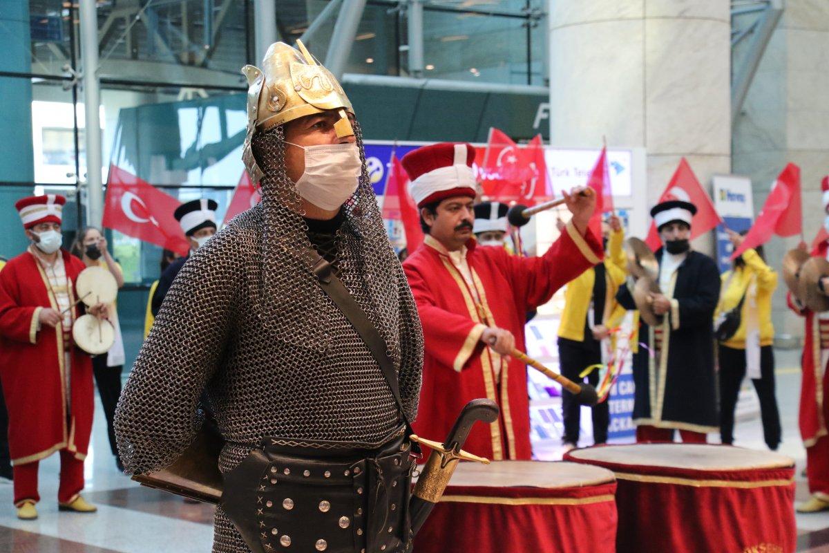 Ayşe Begüm Onbaşı'yı, mehteran karşıladı