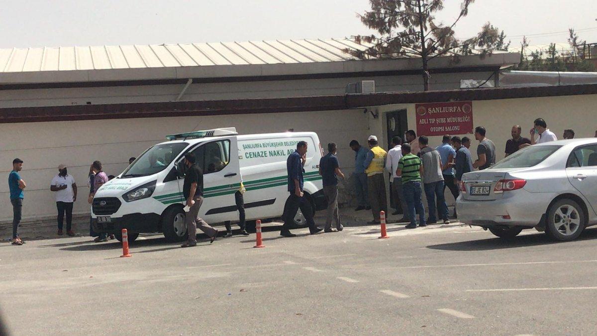 Şanlıurfa'da cam silerken beton zemine düştü