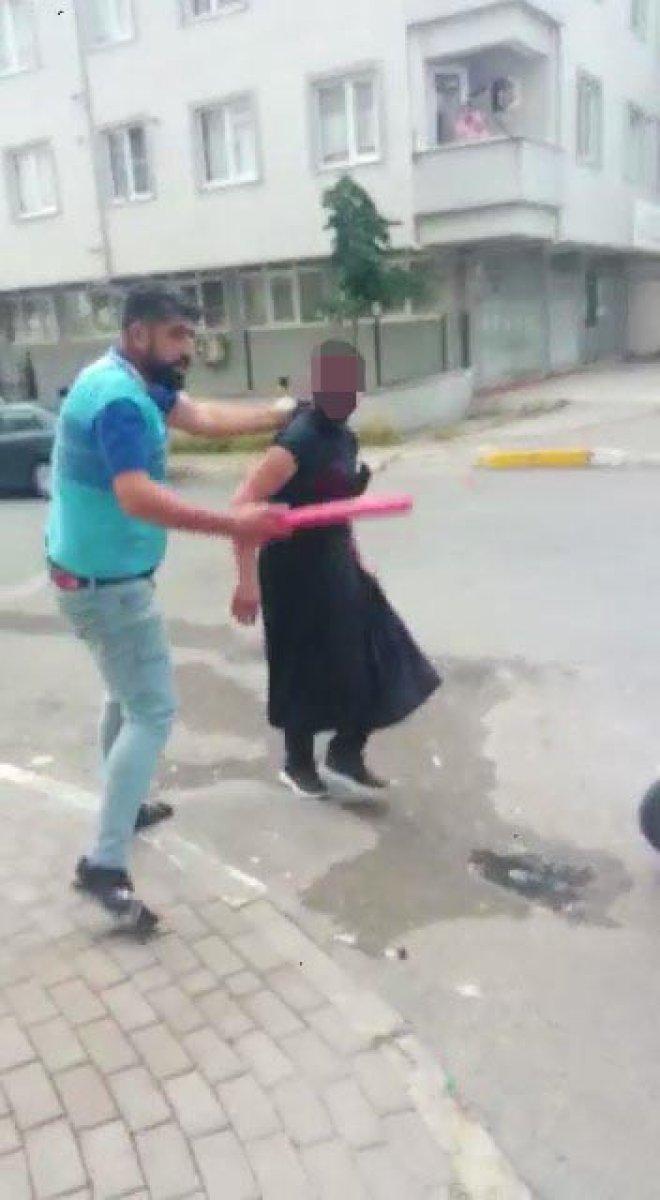 Pendik’te, eşini taciz eden şahsı kadın kıyafetleri giydirip sopa ile dövdü