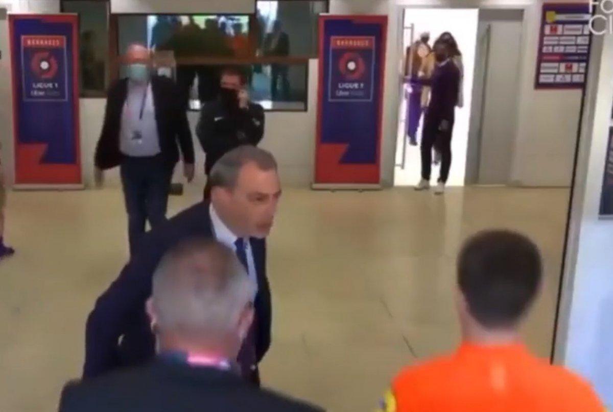 Damien Comolli, hakemlerin üzerine yürüdü