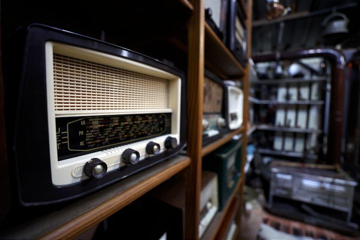 Bursa'da çıraklığından beri biriktirdiği radyoları evinde sergiliyor