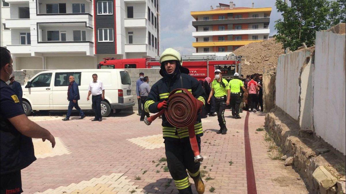 Konya’da yangına giden itfaiye ekipleri, dar sokaktan geçemedi