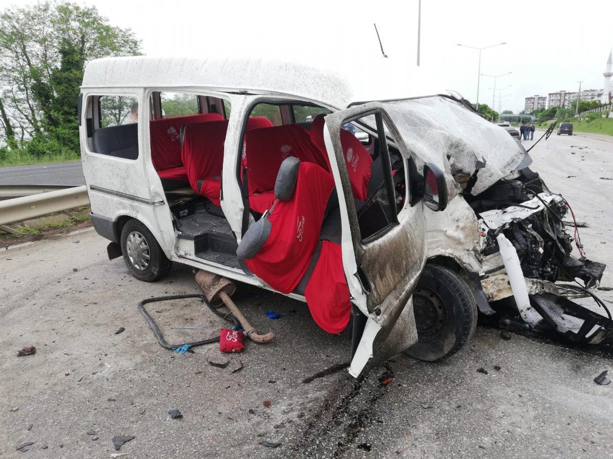 Ordu'da işçi minibüsü ile kamyonet çarpıştı
