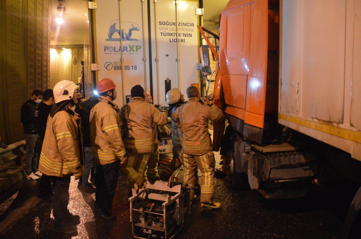 Bayrampaşa’da kazayı görüp yavaşlayan tıra başka bir tır çarptı