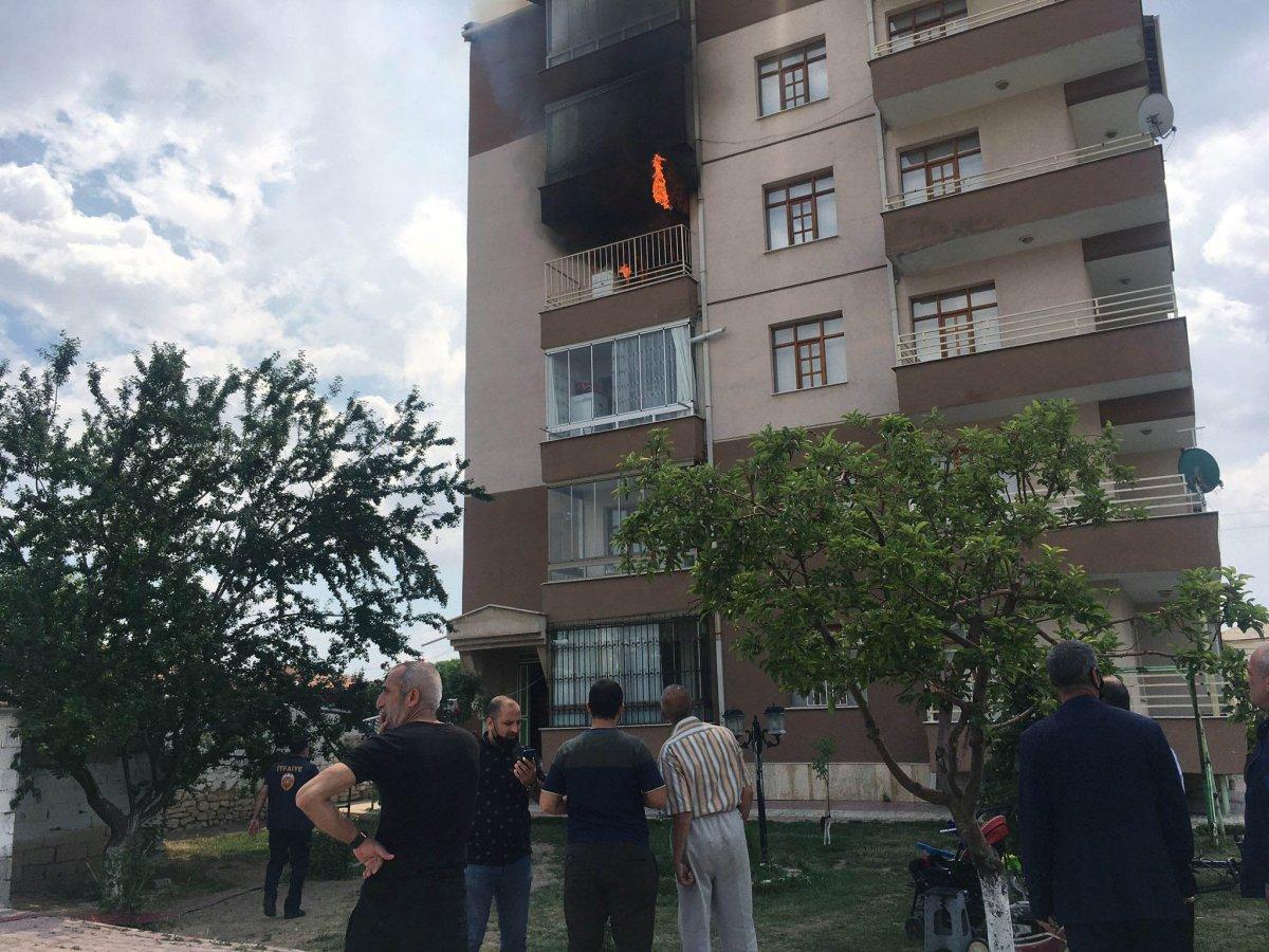 Konya’da yangına giden itfaiye ekipleri, dar sokaktan geçemedi