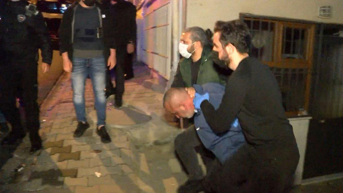 Ümraniye’de, boşanma aşamasında olduğu eşinin kapısına silahla dayandı