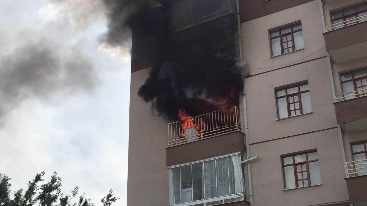 Konya’da yangına giden itfaiye ekipleri, dar sokaktan geçemedi