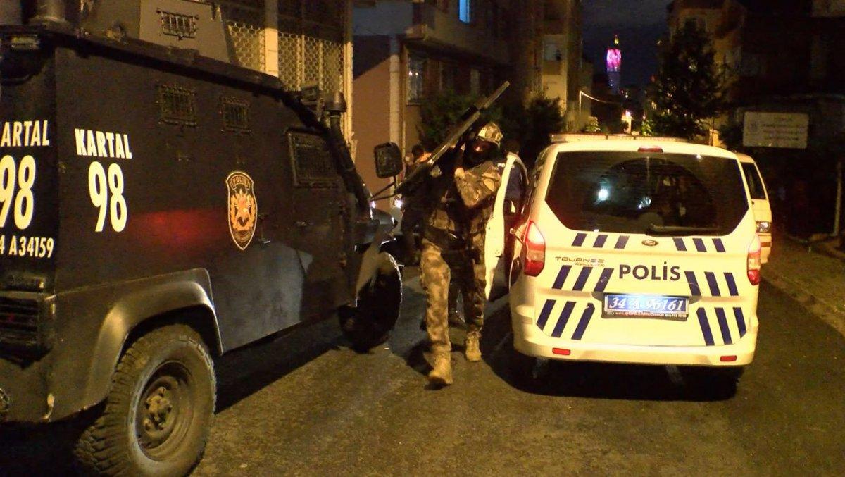 Ümraniye’de, boşanma aşamasında olduğu eşinin kapısına silahla dayandı