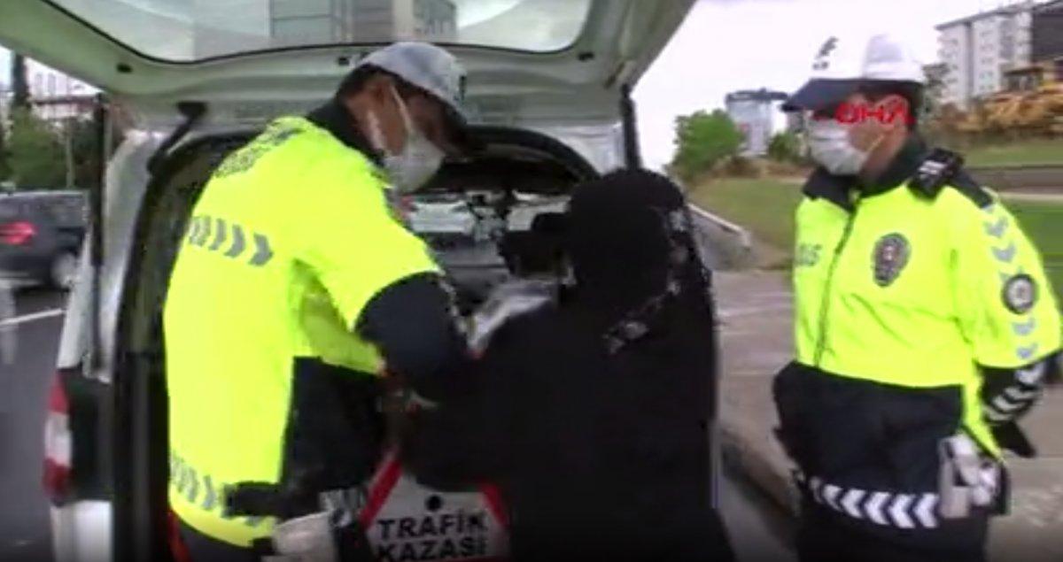 Maltepe'de minibüste maske takmayıp ceza yiyen kadın, makbuzu yırttı