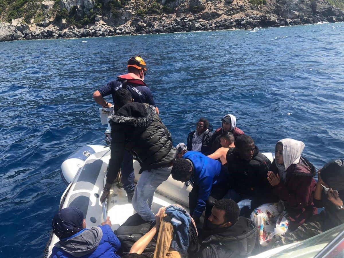 İzmir'de 74 sığınmacı kurtarıldı