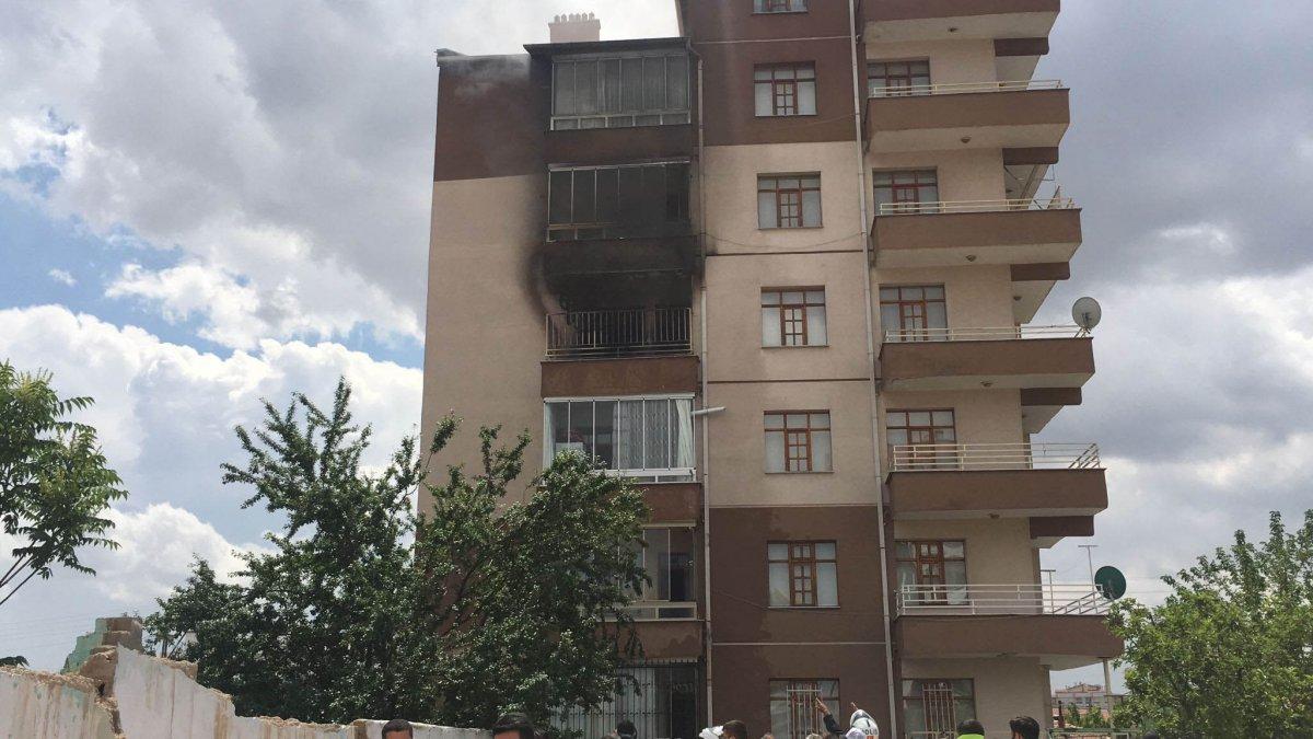 Konya’da yangına giden itfaiye ekipleri, dar sokaktan geçemedi