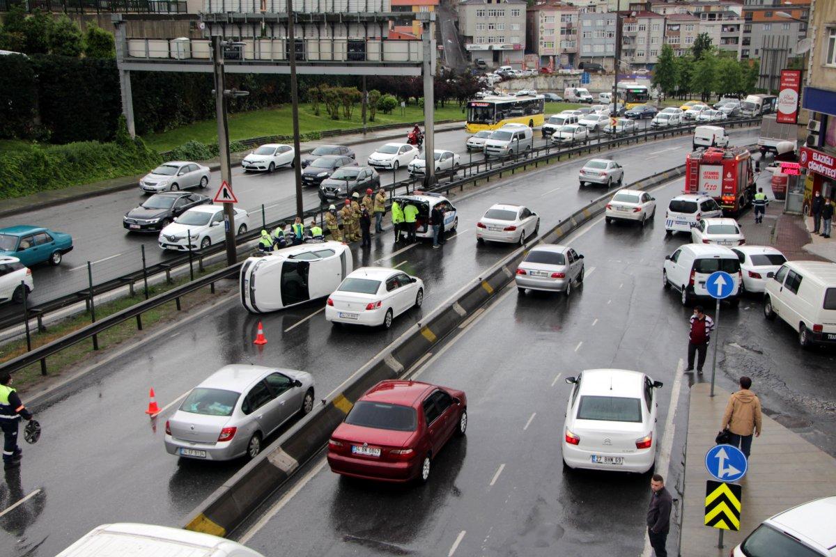 Kağıthane’de kaza: Otomobil yan yattı