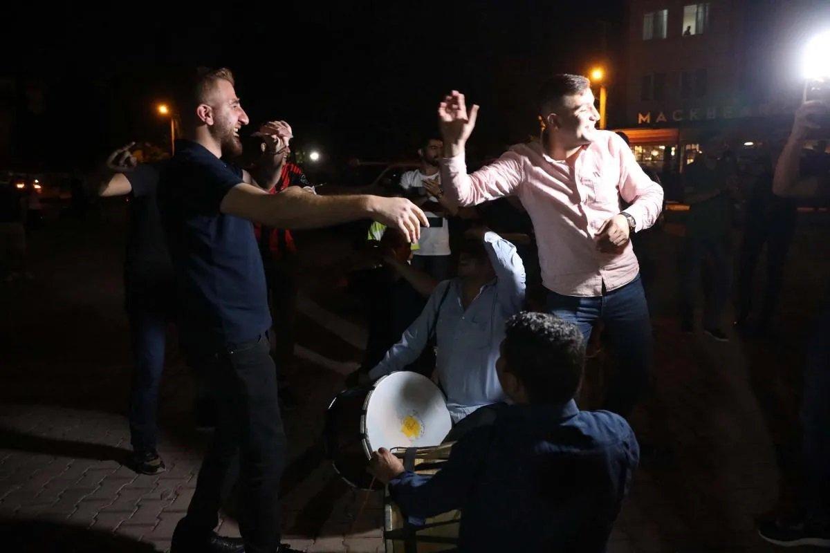 Gaziantep'de kademeli normalleşme halaylarla kutlandı