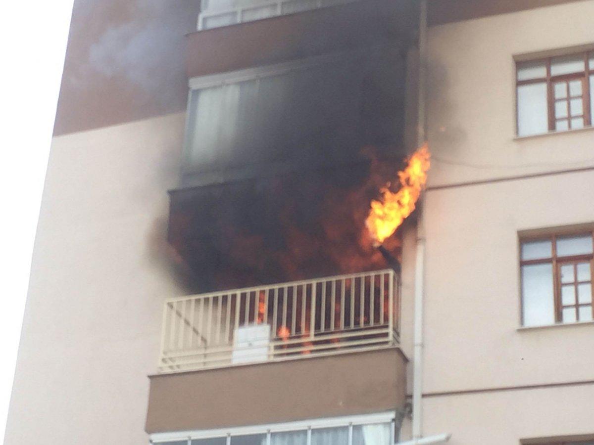 Konya’da yangına giden itfaiye ekipleri, dar sokaktan geçemedi