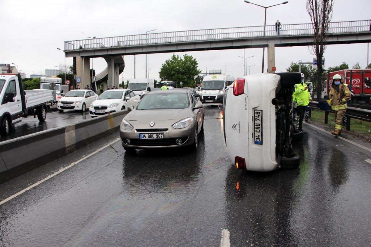 Kağıthane’de kaza: Otomobil yan yattı