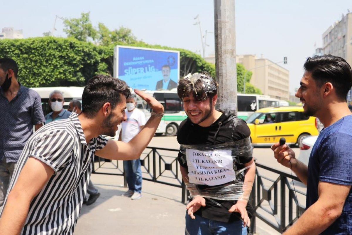 Adana'da arkadaşını direğe bağlayıp, para karşılığı tokat attırdı