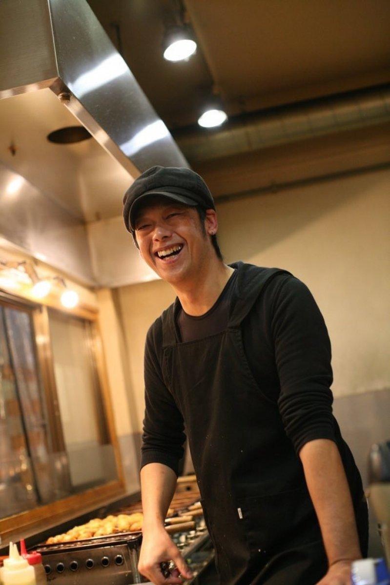 Japonya’da sattığı yemekten saç çıkınca, saçlarını kazıttı