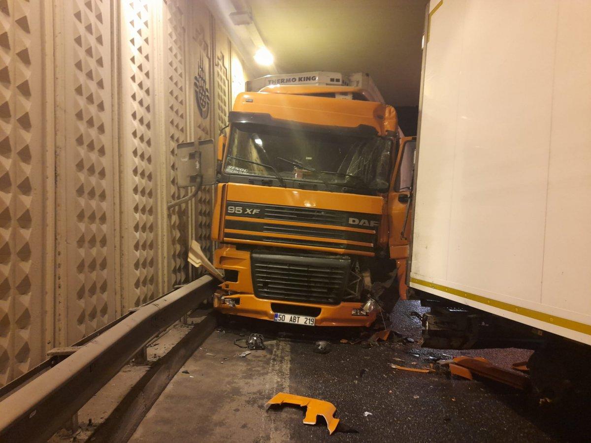 Bayrampaşa’da kazayı görüp yavaşlayan tıra başka bir tır çarptı