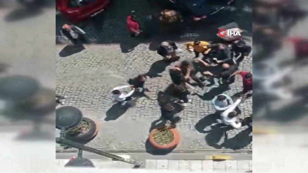 Avcılar'da banka sırası bekleyen kadınlar arasında kavga