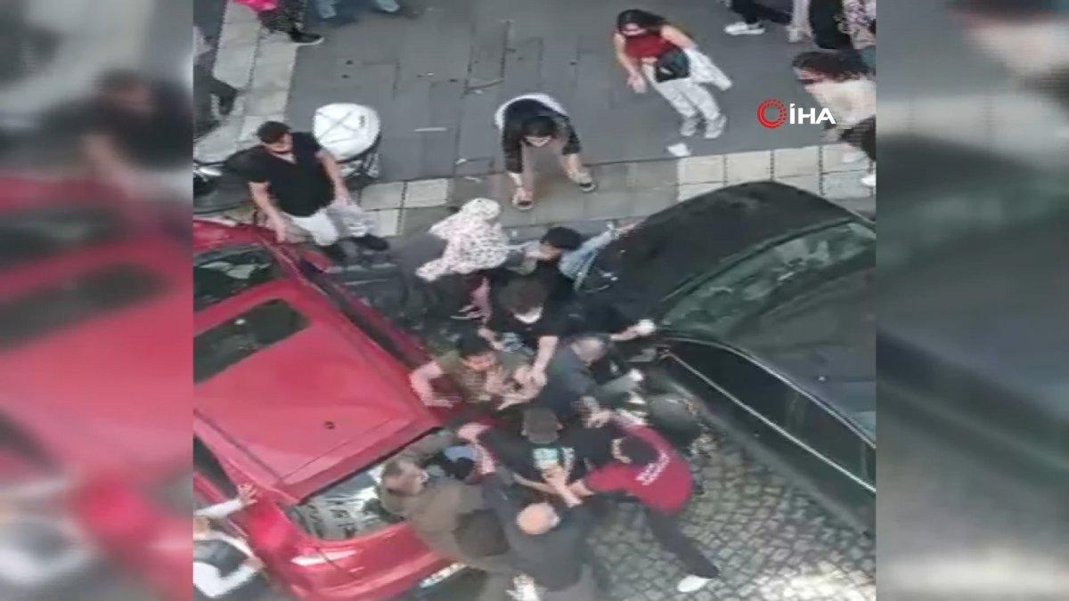 Avcılar'da banka sırası bekleyen kadınlar arasında kavga