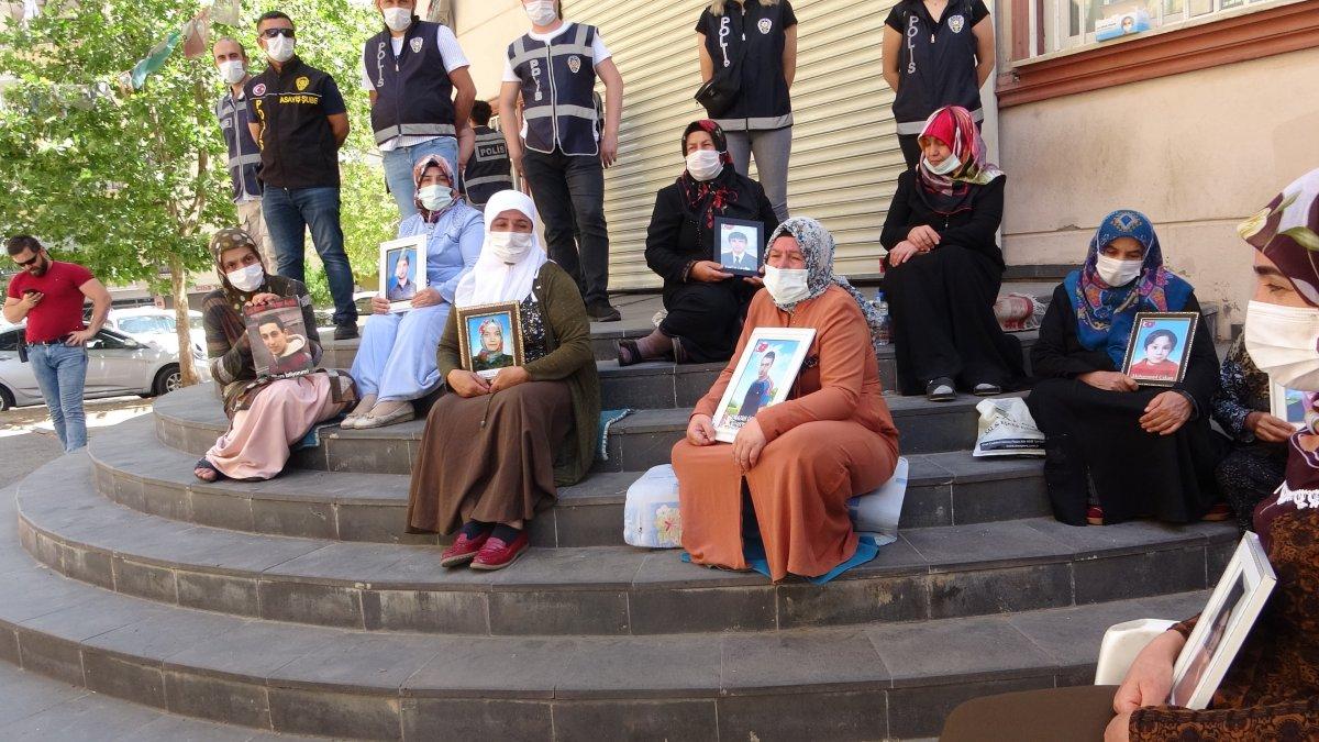 Diyarbakır annesi: Kepenkleri kapattırdık onlara, inşallah HDP de kapanır