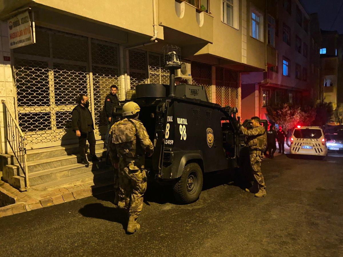 Ümraniye’de, boşanma aşamasında olduğu eşinin kapısına silahla dayandı